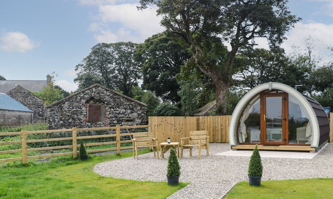 Armoy Cabaña | POD 1, romantic, with hot tub in Ballycastle