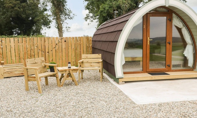 Armoy Cabaña | POD 2, romantic, with hot tub in Ballycastle
