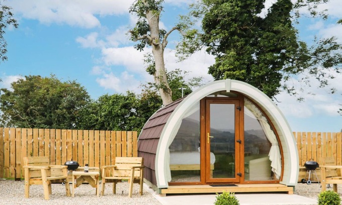 Armoy Cabaña | POD 3, romantic, with hot tub in Ballycastle