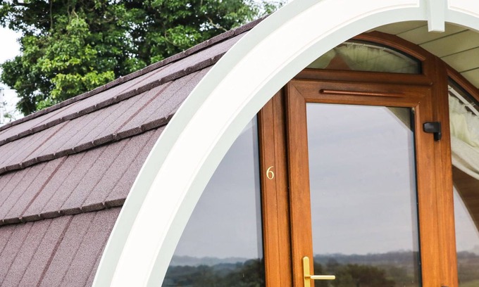 Armoy Cabaña | POD 6, romantic, with hot tub in Ballycastle
