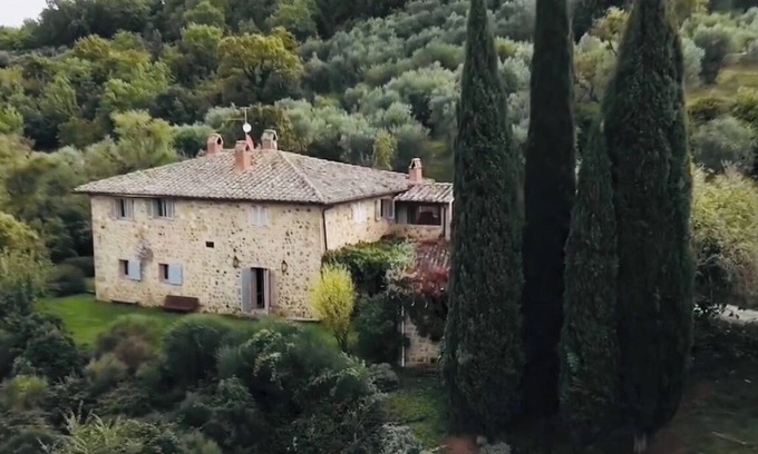 Pienza Casa | Podere Fontebernardi, authentic Tuscan farmhouse overlooking Pienza.