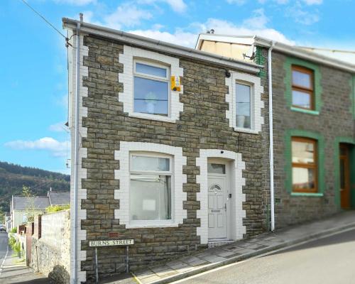 Abercwmboi Casa | Poet's Cottage Wonderful Cottage In The Welsh Valleys by StayStaycations