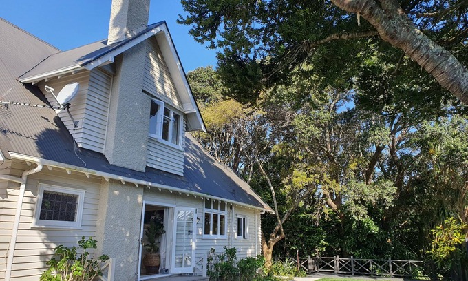 New Plymouth Casa | Pohutukawa House - New Plymouth Holiday Home