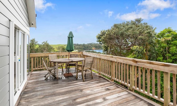 Mahurangi East Casa | Pohutukawa Paradise - Martins Bay Holiday Home