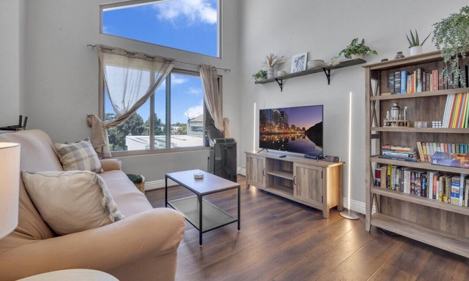 Point Loma Heights Condominio | Point Loma 2BR Townhome w/ Parking, Prime Location
