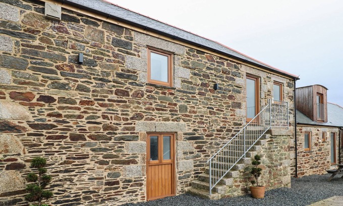 Gunwalloe Cabaña | POL VIEW, family friendly, character holiday cottage in Helston