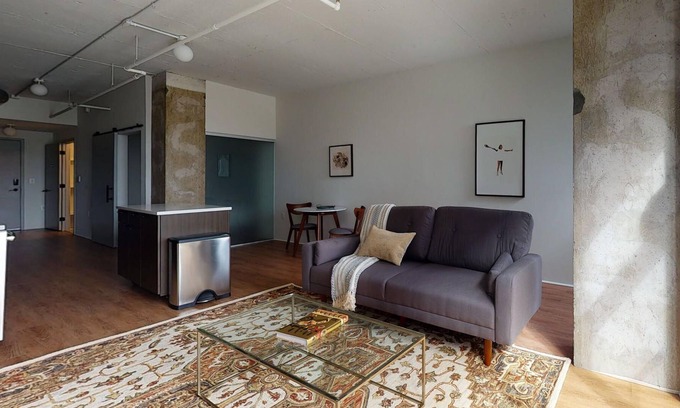 Eisenhower East Apartamento | Polished 1BR at The Foundry by Parks w/ Amenities