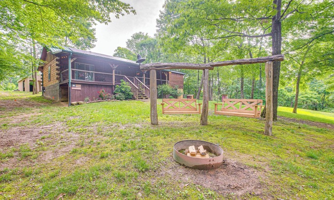 White Cottage Cabina | Pond & Fire Pit: Charming Log Cabin near Blue Rock
