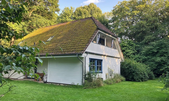 Parchtitz Apartamento | Pond house with loggia on an old estate in the middle of Rügen