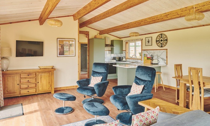 Whitney-on-Wye Cabaña | Pond View - a cabin that sleeps 4 guests in 2 bedrooms
