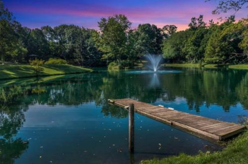 Jonesville Casa | Pond View Cabin near Ark Encounter with Loft