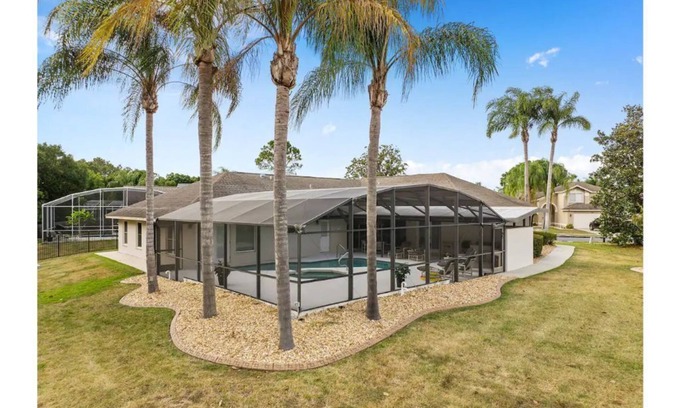 Lindfields Casa | Pond View Home w/ heated pool 15min to Disney