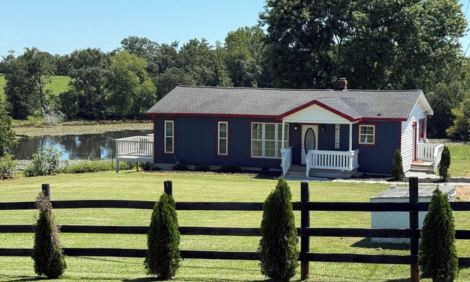 Greer Casa | Pond View provides a quiet privacy just 8 minutes from the airport.