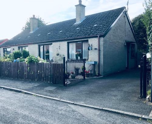 Lisburn Casa | PondeROSEa Cottage Free Gated Parking M1 & City location, wood stove