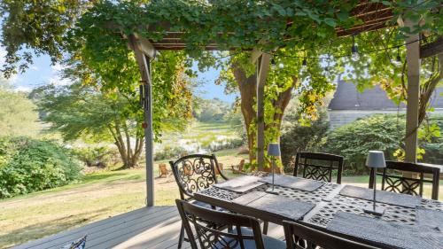 Charlestown Casa | Pondfront Retreat Near Beaches