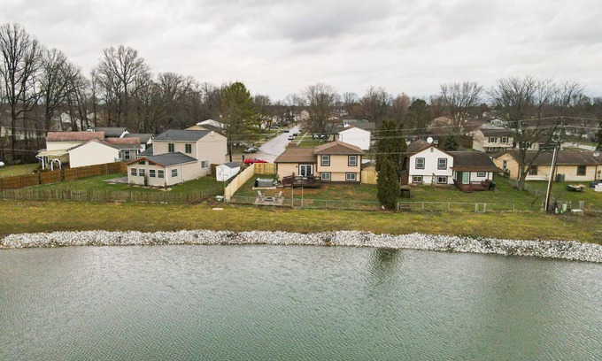 Hilliard Casa | Pondside Retreat 4BR w/ Hot Tub & Pool Table & BBQ
