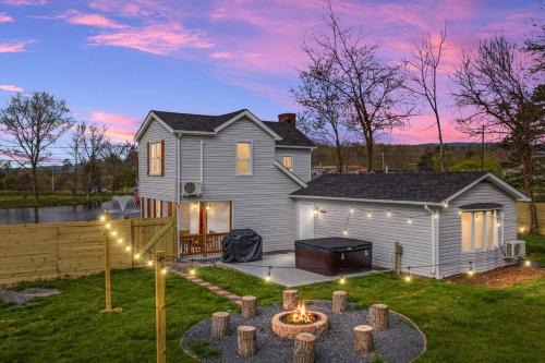 Luray Casa | Pondview 4BR Cabin-Walk to Caverns, Hot Tub, Wi-Fi