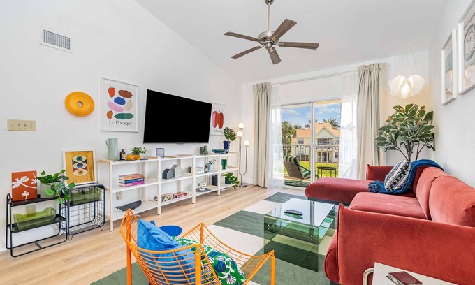 Ocean Side Village Apartamento | Pondview Condo: 0.5mi to Beach!