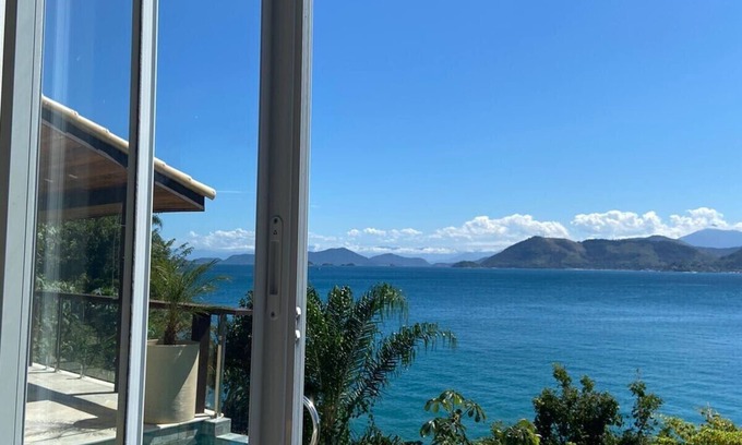 Biscaia Casa | Ponta Leste - Beautiful house on the coast of Angra in a closed condominium with beach.