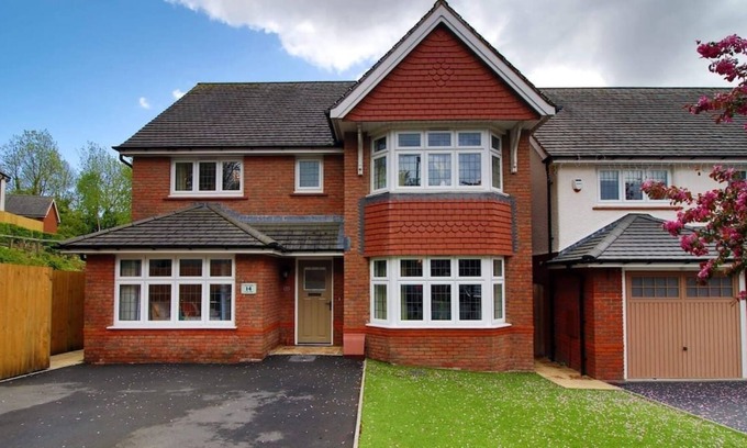 Coed-Y-Paen Apartamento | Pontypool House by Mia Living (5 bedrooms, garden and parking)