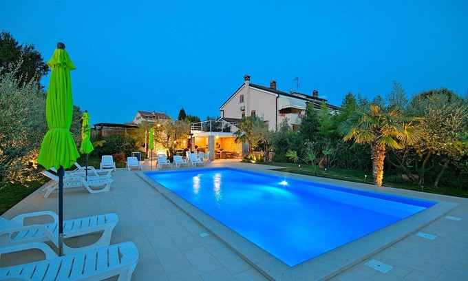 Mali Maj Apartamento | Pool, 400m from the beach, sea view, air-conditioned, garden