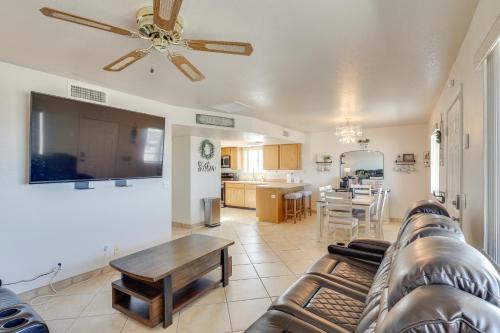 Lake Havasu City Apartamento | Pool Access and Mtn Views Lake Havasu City Condo!