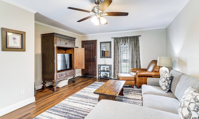 Memorial Casa | Pool Access: Energy Corridor Townhome in Houston!