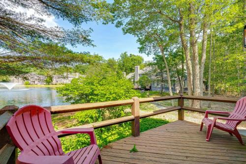White Haven Apartamento | Pool and Marina Access Condo with Deck in Jim Thorpe