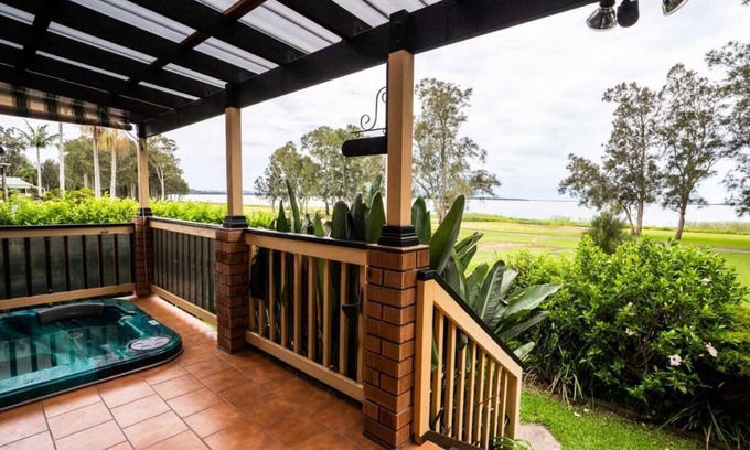Killarney Vale Casa | Pool and Spa on the Lakefront - Killarney Vale
