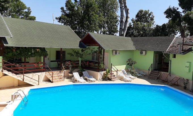 Novi Sad Cama Y Desayuno | Pool and Villa Splav Dunavac