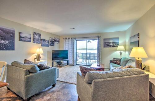 Lake Ozark Apartamento | Pool Days and Water Fun Await Lake Ozark Escape!
