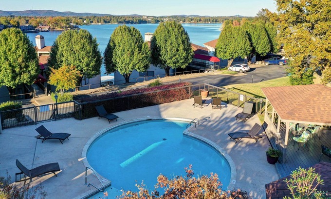 Lake Hamilton Apartamento | Pool & Dock Access: Lakefront Hot Springs Condo!