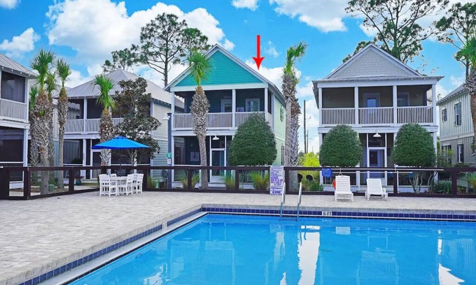 Port St. Joe Cabaña | Hermosa casa de campo completamente renovada de 2 hab., Unidad frente a la piscina