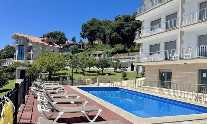 Raxo Apartamento | Piscina, jardín, parque infantil, pista de tenis y barbacoa. A 400 m. la playa