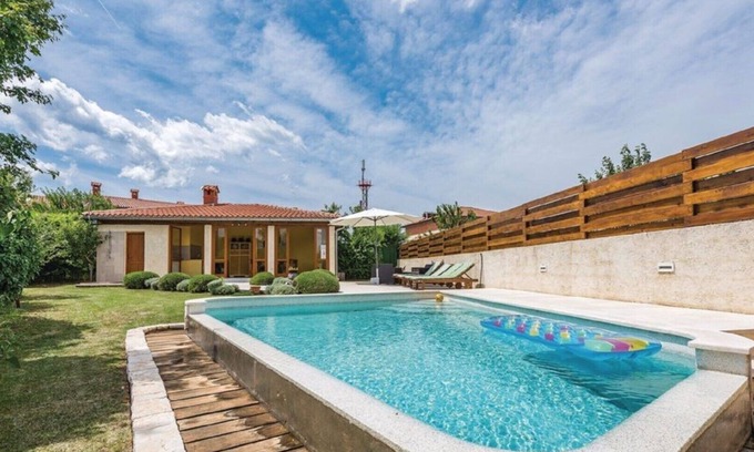 Svetvincenat Casa | Piscina, parrilla, WiFi, billar, bicicletas, bádminton, lavavajillas, lavadora.