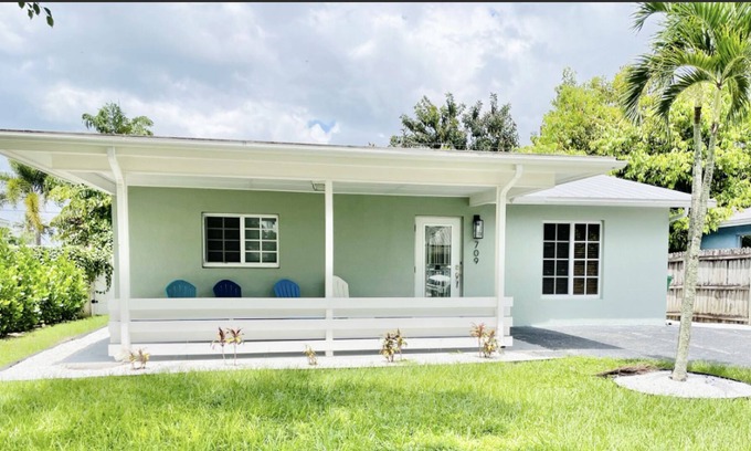 North Naples Cabaña | POOL HOME! - A Charming Vanderbilt Beach Cottage