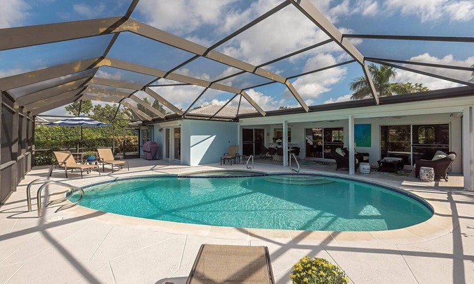 Park Shore Casa | Pool Home Lake View en Park Shore Naples Paseo a la playa y tiendas junto al agua