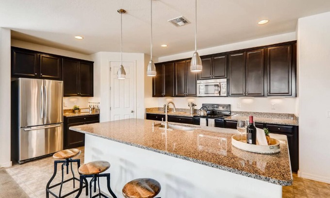 Laveen Casa | Pool Home ~ Sleeps 9 ~ FIRE PIT ~ Near it All ~ BBQ ~ 55 ”TV