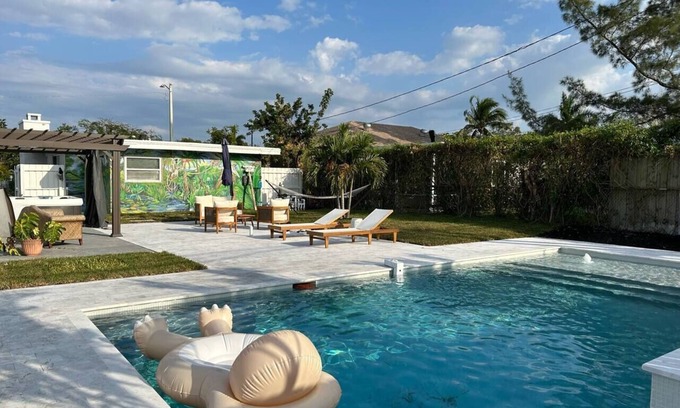 Lake Worth Cabaña | Pool, Hot tub, 5 min to beach! The Monkey Cottage!
