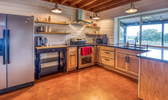 Brenham Cabaña | ★ Pool, HotTub- Cardinal Cottage, RoundTop/Brenham
