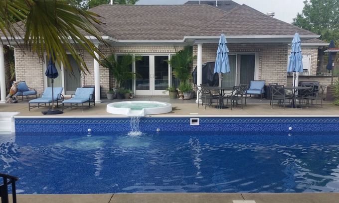 Virginia Beach Casa | Pool House Getaway - Bañera de hidromasaje, sauna, ducha de vapor y una piscina de 50 '