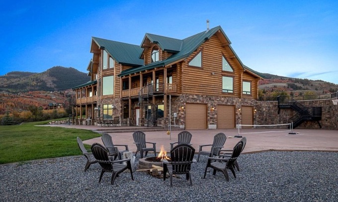 Fish Haven Cabina | POOL in Cabin, Sleeps 55+, Tons of Parking