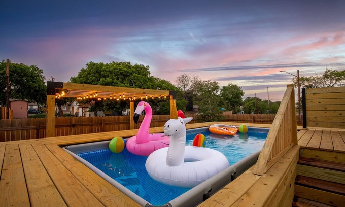 Denver Heights Casa | Pool-MovieTheater-KING BED & 5 minutes from the Alamodome & Riverwalk