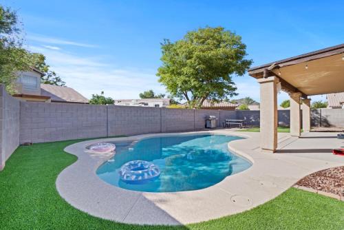 Glendale Casa | Pool Oasis 4Br Golf, Ping-Pong, Cornhole Retreat