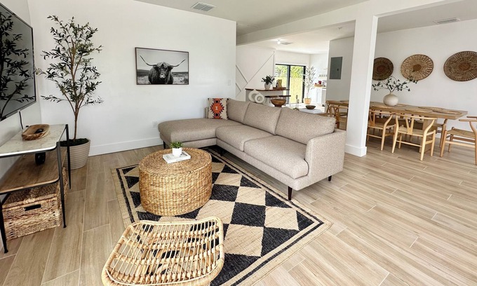 West Little Havana Casa | POOL- Sleeps 8- Mins to Calle 8 - SoBe - Brickell