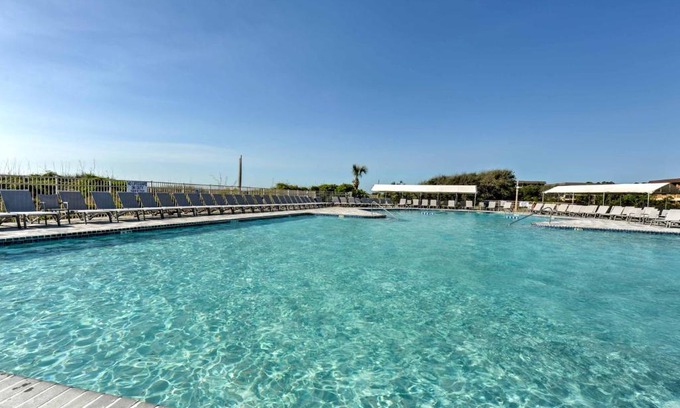 Folly Field Apartamento | Pool, Spa and Dining Beach Condo in Hilton Head!
