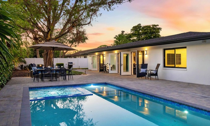 Arlington Park Casa | Pool, Spa, and Private Gym in the Heart of Sarasota
