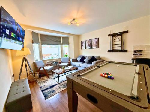 Heaton Apartamento | Pool Table 1-Bedroom House, near City Centre and Public Transport, Dog Friendly, Sleeps 5, Free Parking