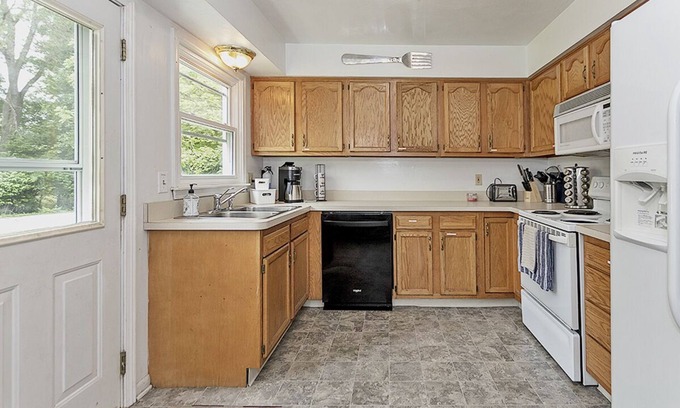 East Lansing Casa | Pool Table, 5 Queen beds, Large Groups, 2min->MSU