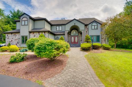 Niskayuna Casa | Pool Table and Deck Luxury Mansion in Niskayuna!